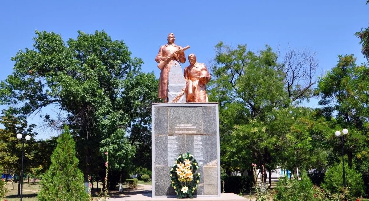 Мемориал на братской могиле                   Херсонская область, г.Геническ. Мемориал на братской могиле в городе Геническе установлен в 1960-е гг. В братской могиле похоронено несколько сотен советских солдат и офицеров, погибших при героических боях за Геническ осенью 1943 года. Памятник сегодня активно  облагораживается властями и местными жителями.