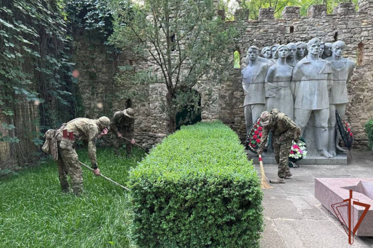 Росгвардейцы приводят в порядок мемориалы памяти в Запорожской области