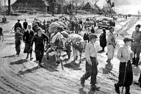 Возвращение беженцев в Ворошиловград (ныне Луганск). Апрель 1943 г.