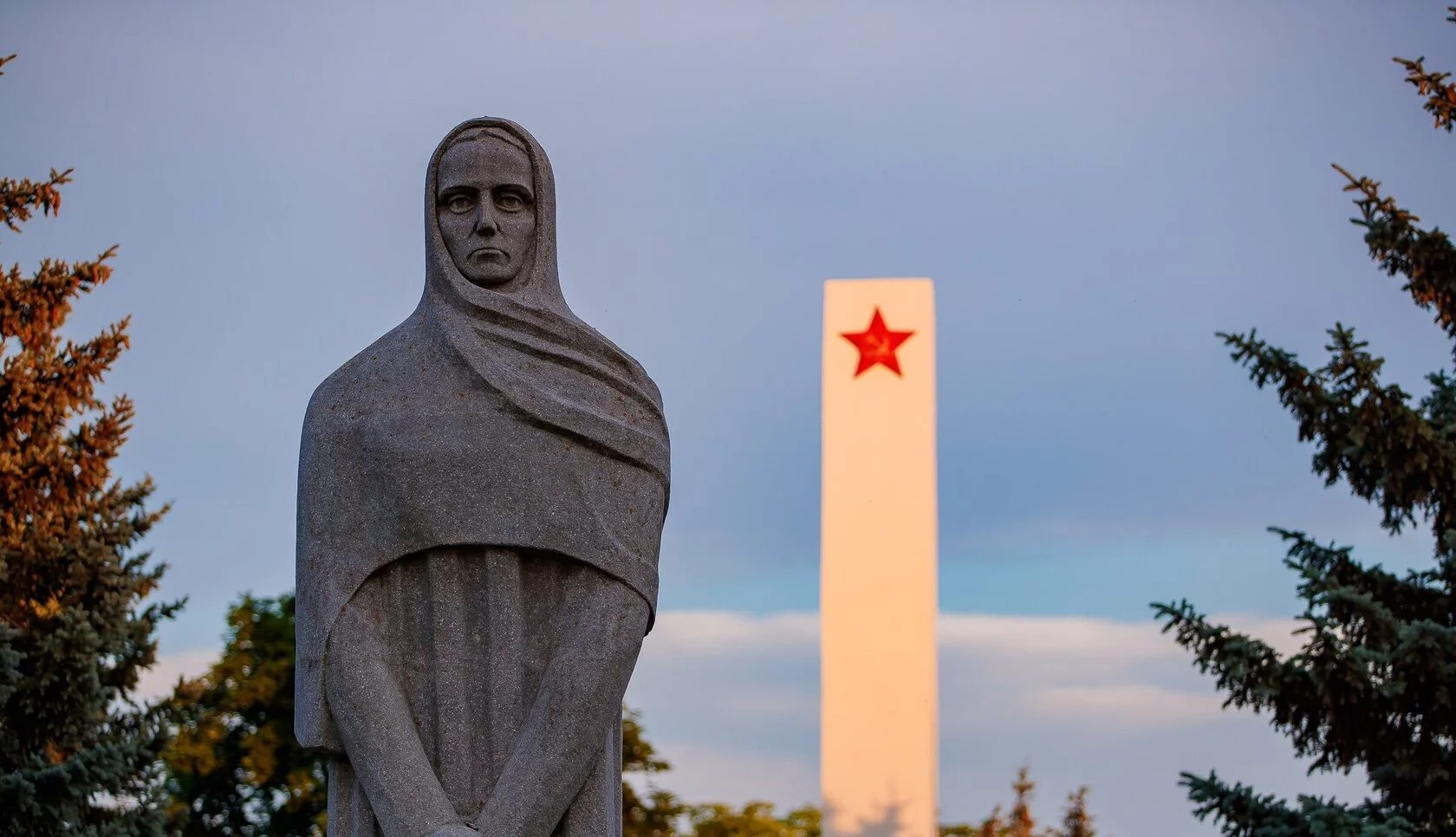 СКОРБЯЩАЯ МАТЬ           Херсонская область, г. Геническ. Памятник был открыт в сквере 